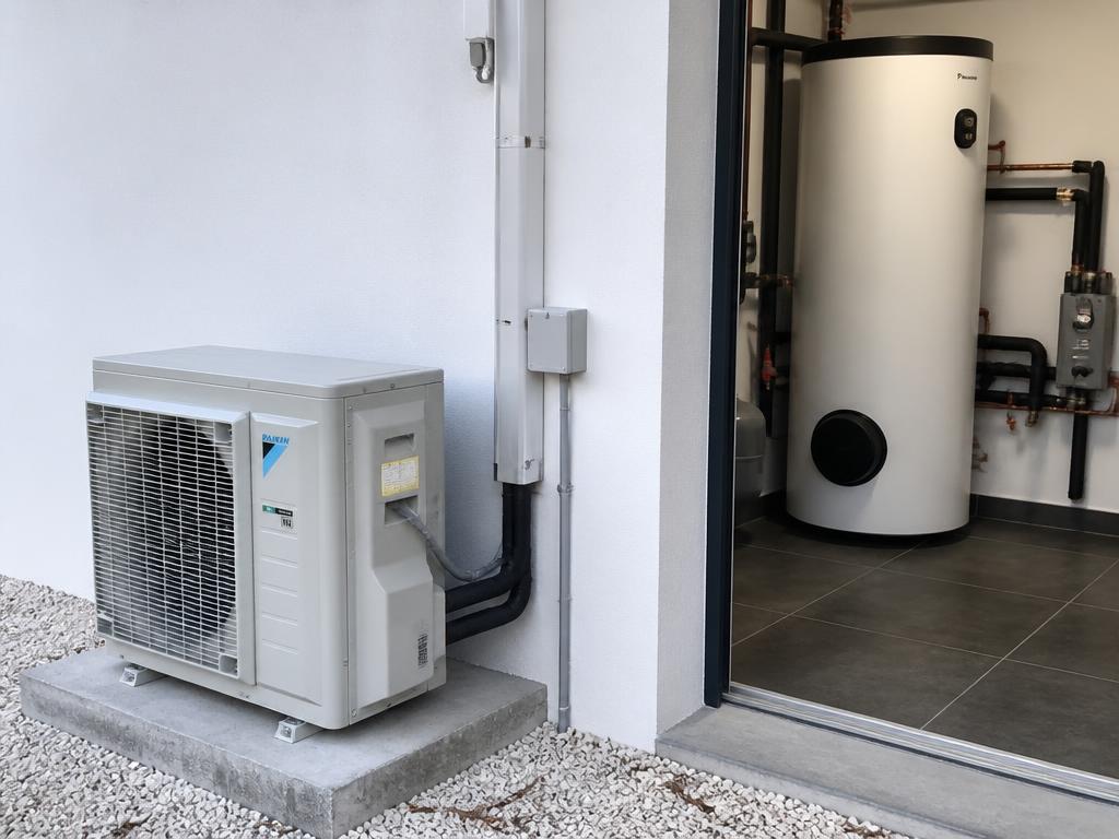 Installation d'une pompe à chaleur air-eau avec unité extérieure et ballon d'eau chaude